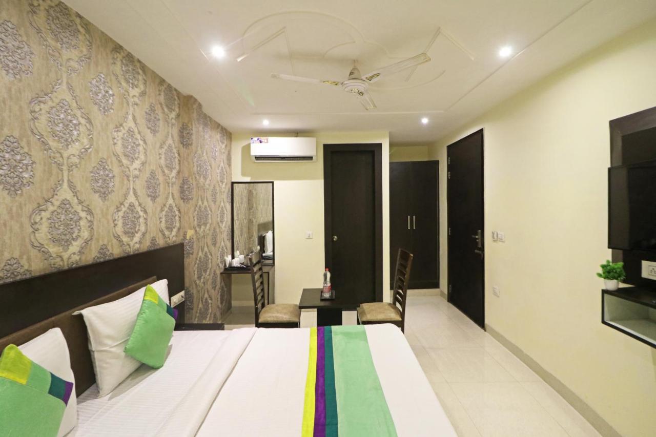 Hotel Paragon Suites Nueva Delhi Exterior foto
