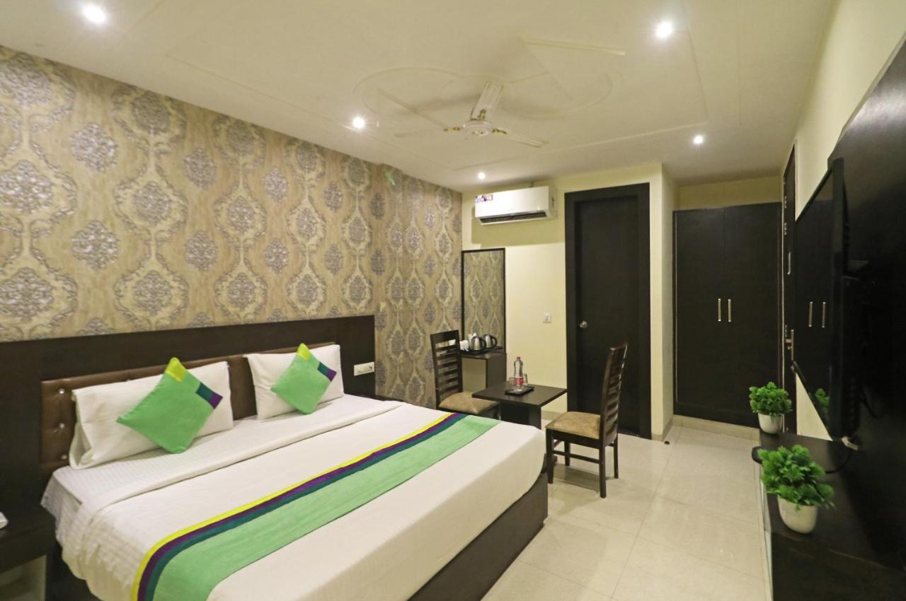 Hotel Paragon Suites Nueva Delhi Exterior foto